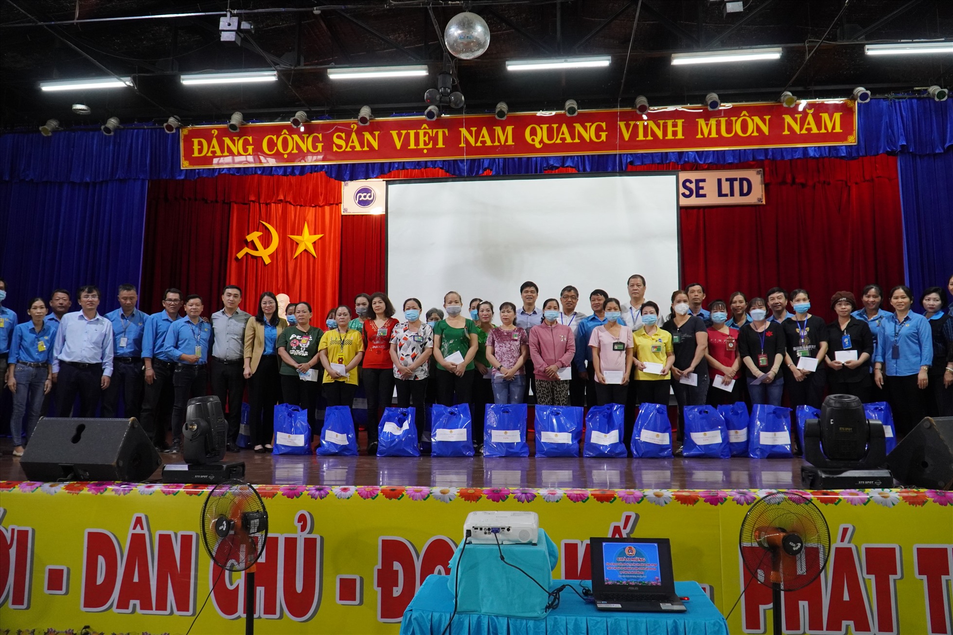 Phó chủ tịch Tổng LĐLĐVN Ngọ Duy Hiểu tặng quà Tết cho công nhân Công ty TNHH Pouchen Việt Nam. Ảnh: Hà Anh Chiến