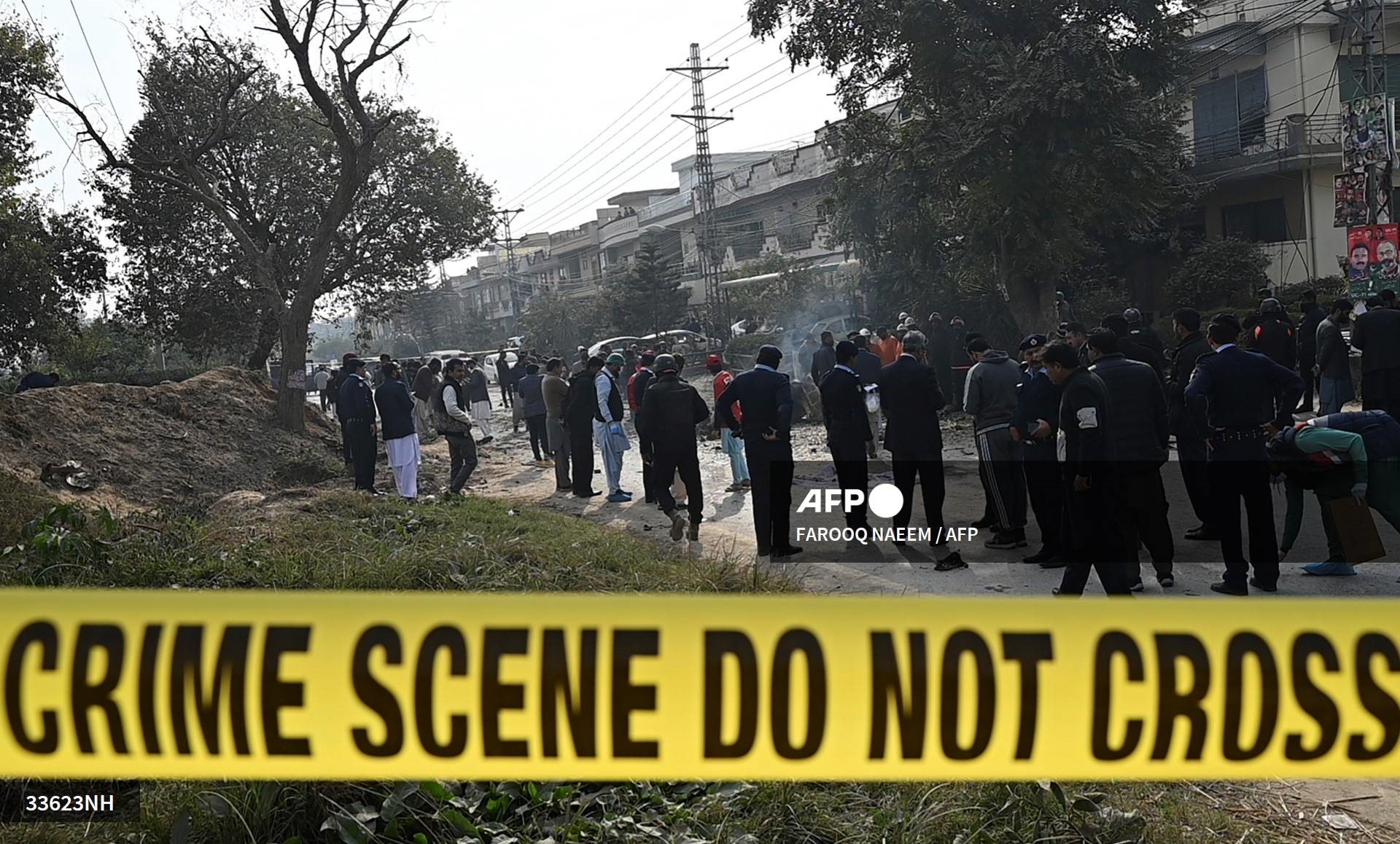 Hiện trường vụ đánh bom xe ở Pakistan. Ảnh: AFP