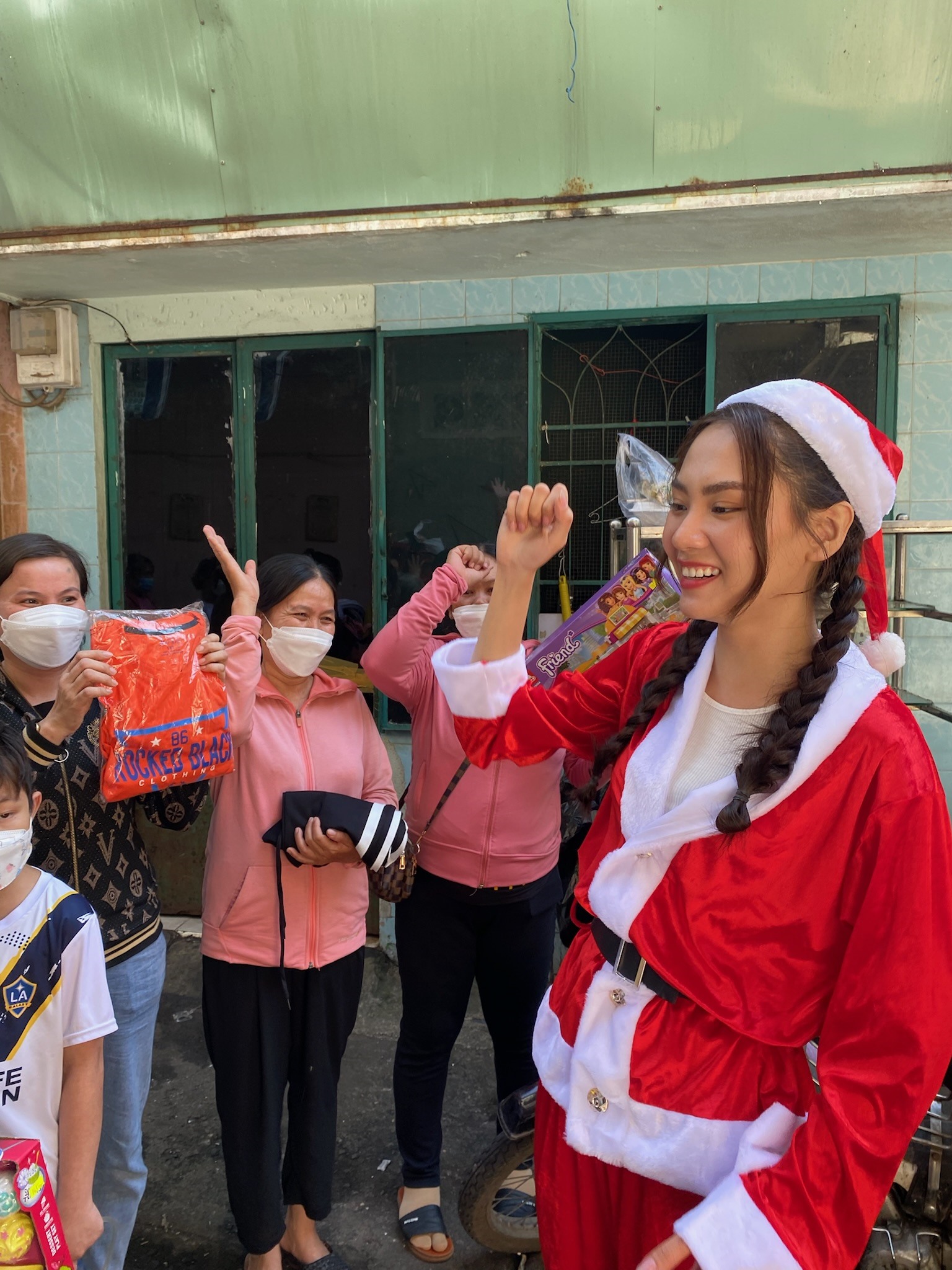 Miss World Vietnam 2022, Huỳnh Nguyễn Mai Phương đã hóa thân thành bà già Noel để trao quà cho các bệnh nhi đang chạy thận tại Bệnh viện Nhi đồng 2 TP.HCM.  Miss World Vietnam 2022 Huỳnh Nguyễn Mai Phương đã có chuyến từ thiện đến với các bệnh nhi tại xóm chạy thận, TP.HCM. Trong bộ ảnh được chia sẻ với truyền thông vào trưa 21.12, nàng hậu xuất hiện đơn giản trong trang phục áo thun trơn và quần jean, giản dị chào hỏi mọi người.  Xóm chạy thận là một con hẻm nhỏ nằm ngay cạnh Bệnh viện Nhi Đồng 2. Đây là nơi ở của nhiều bệnh nhi đang mắc căn bệnh thận, với điều kiện sinh hoạt khó khăn và thiếu thốn.