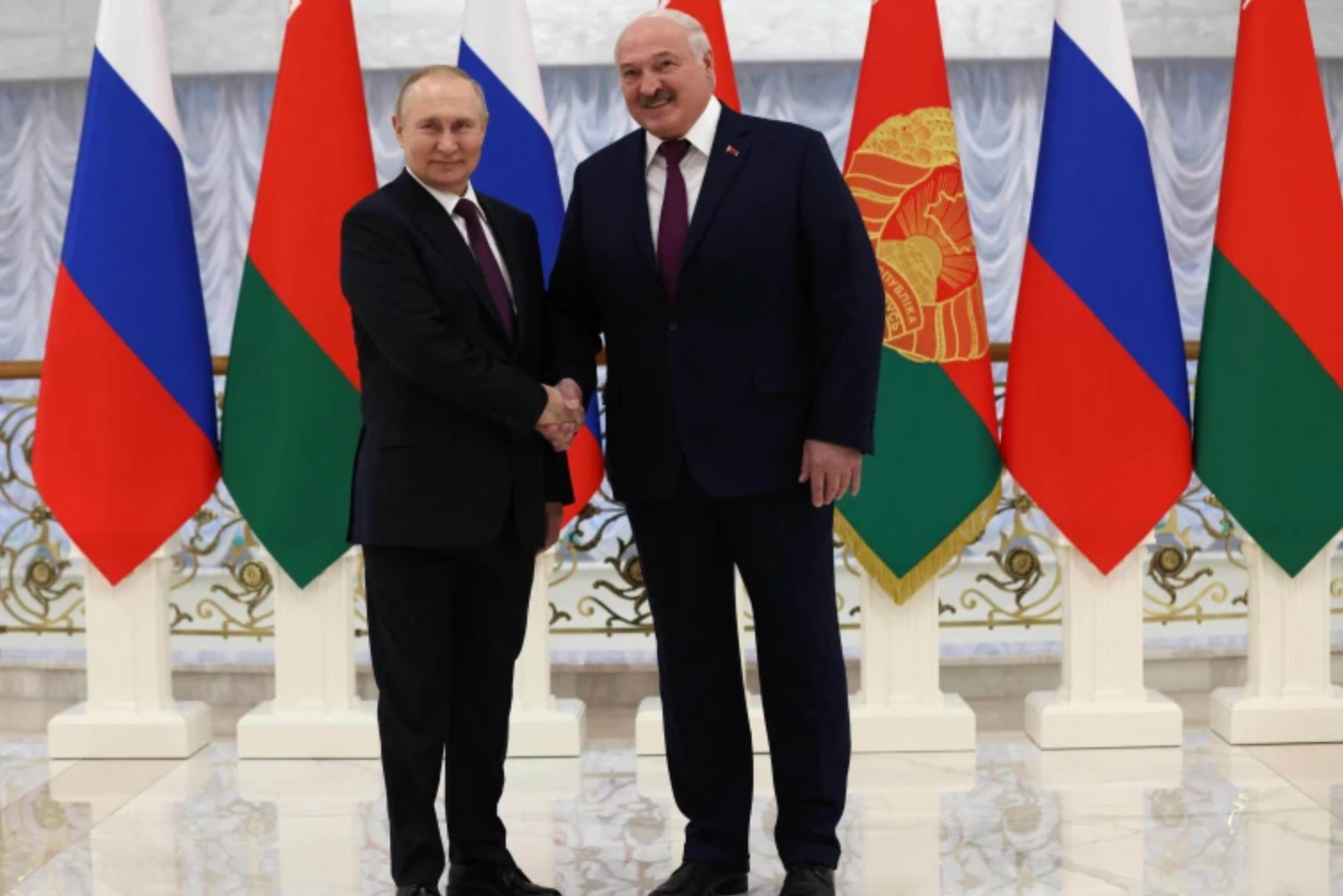 Tổng thống Nga Vladimir Putin (trái) và Tổng thống Belarus Alexander Lukashenko tại Minsk ngày 19.12.2022. Ảnh: AFP
