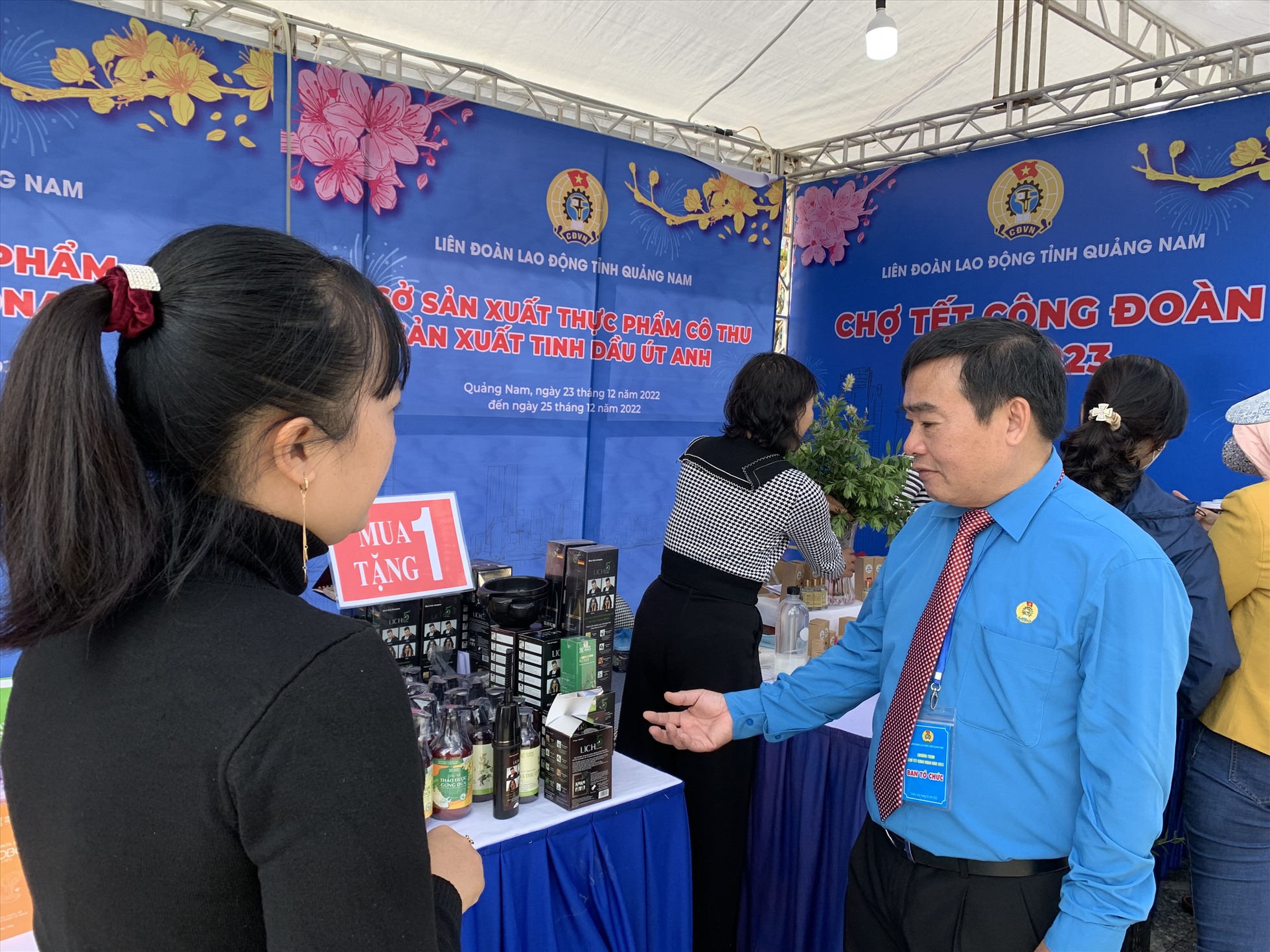 Ông Phan Xuân Quang, Chủ tịch LĐLĐ tỉnh Quảng Nam kiểm tra hàng hoá tại Chợ Tết Công đoàn. Ảnh: Tường Minh
