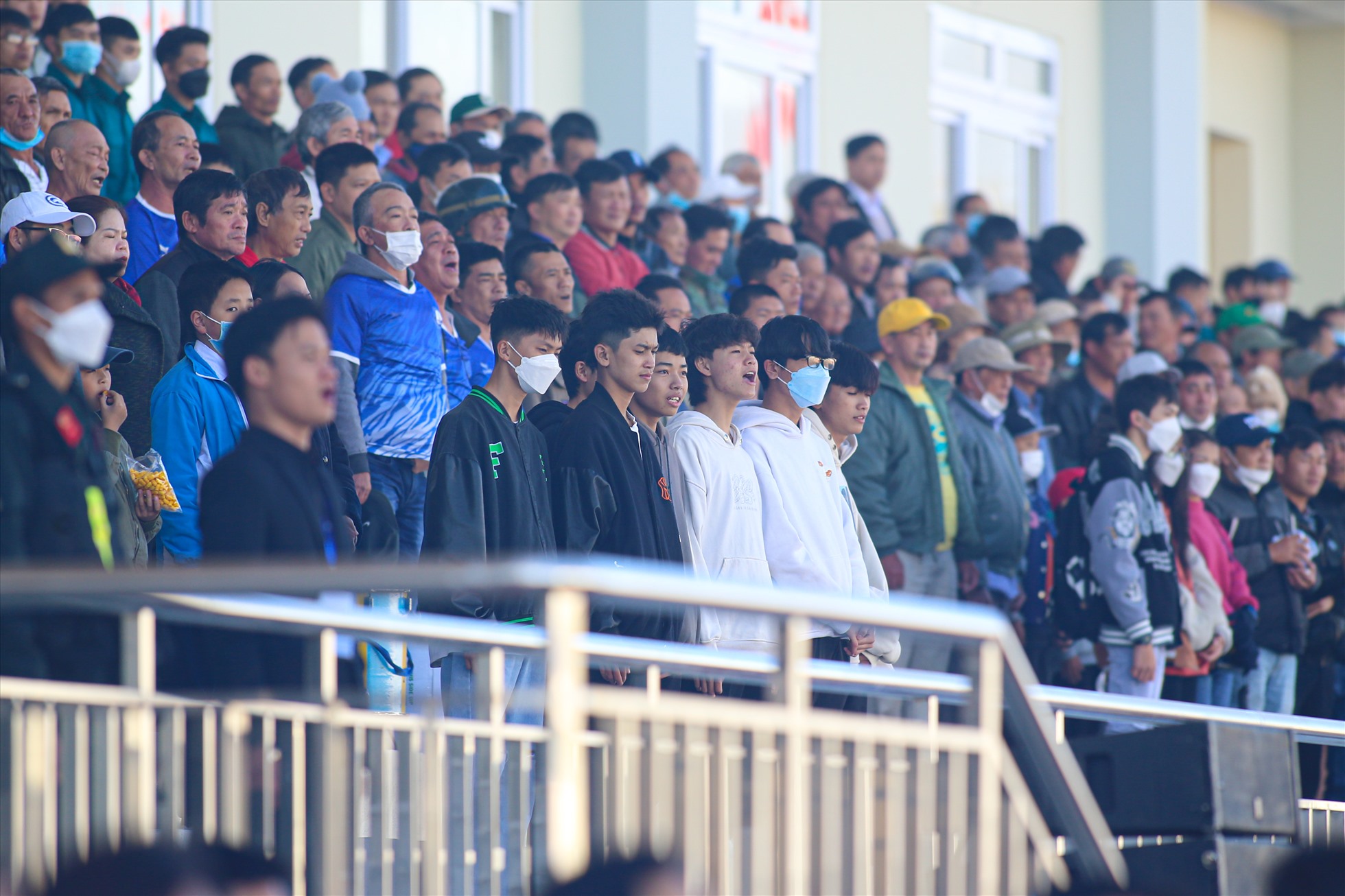 Theo ghi nhận, hàng nghìn cổ động viên tại Đà Lạt đã có mặt từ rất sớm để dự khán trận đầu tiên trên sân vận động mới giữa Khánh Hòa và Đà Nẵng.