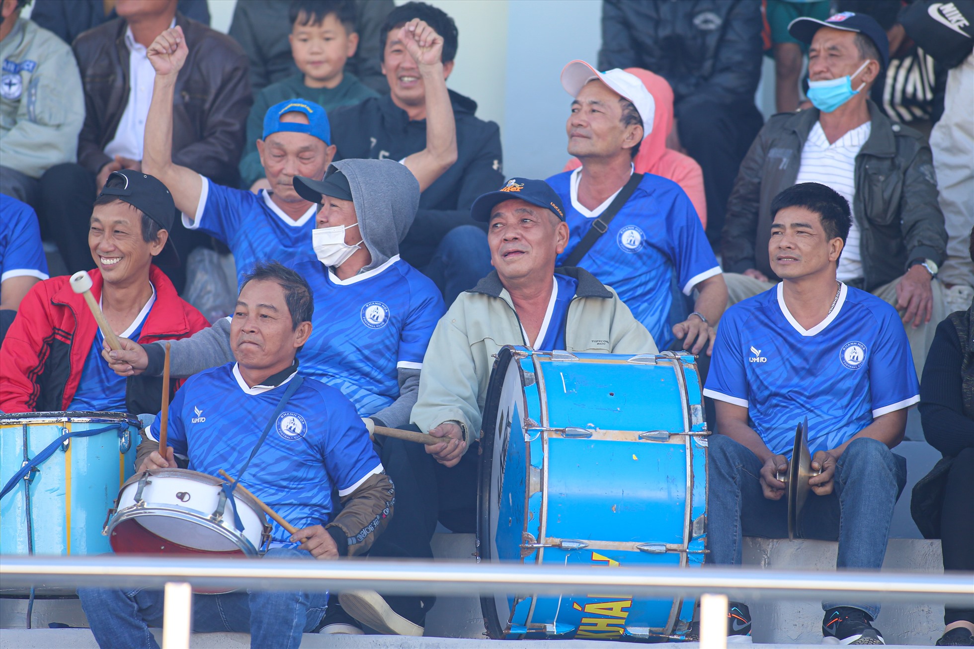 Nhiều cổ động viên đội Khánh Hòa cũng di chuyển đến Đà Lạt để cổ vũ đội nhà đá trận khai màn giải tứ hùng.