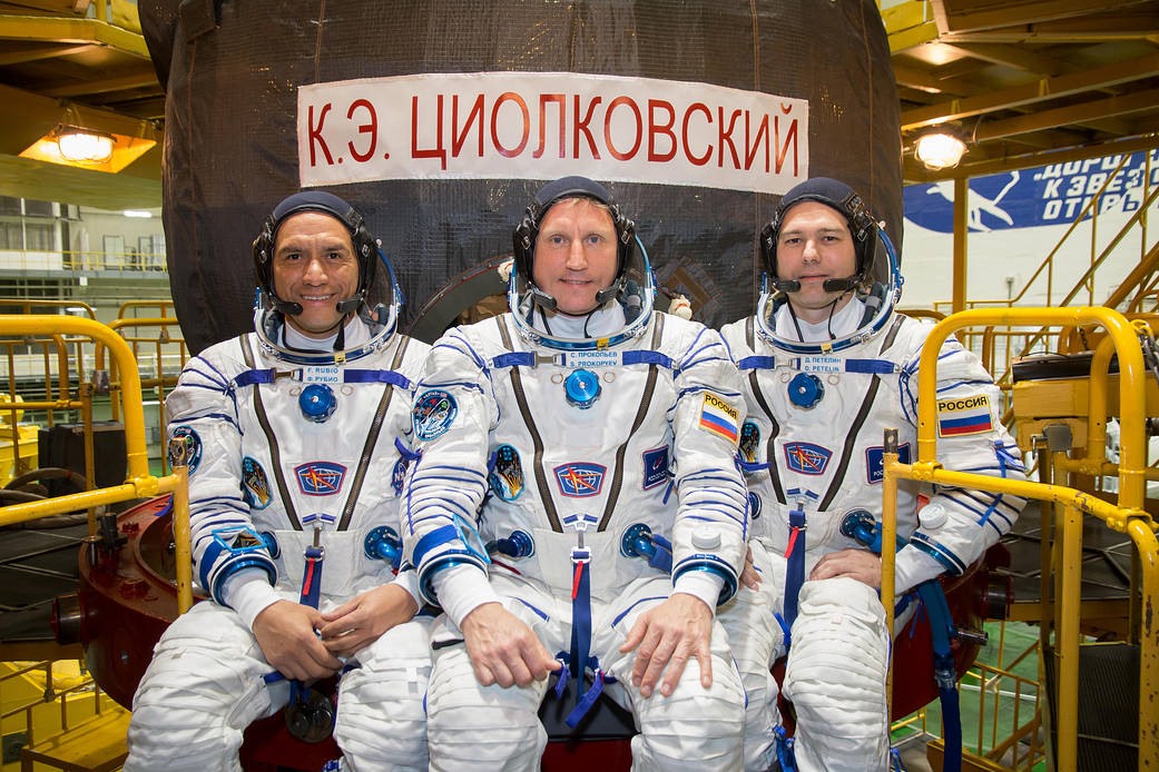 Từ trái qua: Phi hành gia Frank Rubio của NASA, phi hành gia Nga Sergey Prokopyev và phi hành gia Nga Dmitri Petelin hoàn thành công tác huấn luyện trước khi tàu vũ trụ Soyuz MS-22 chuẩn bị phóng vào ngày 11.9.2017. 21 cho một nhiệm vụ kéo dài sáu tháng trên Trạm vũ trụ quốc tế. Tàu vũ trụ Soyuz mang tên Konstantin Tsiolkovsky, “cha đẻ” của ngành du hành vũ trụ. Tín dụng: NASA/Victor Zelentsov.