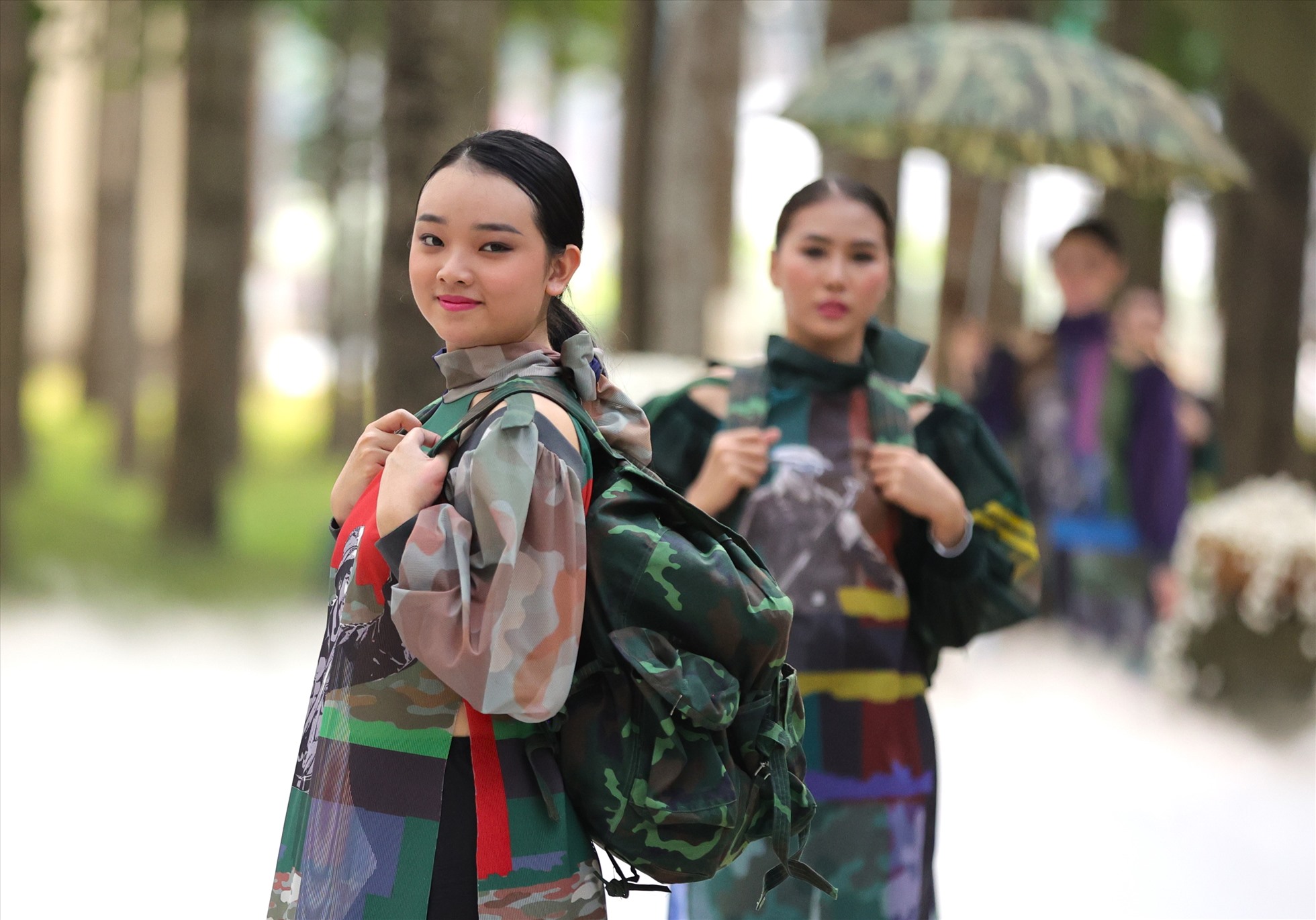 Bộ sưu tập “5 anh em trên một chiếc xe tăng” của nhà thiết kế Minh Hạnh được lấy cảm hứng từ bài hát cùng tên, thể hiện khí thế hào hùng và tinh thần đoàn kết của người lính khi ra trận. (Chương trình nghệ thuật, thời trang “Lính và Lụa” có sự tham gia của 200 chiến sĩ và hơn 60 người mẫu, diễn ra chiều 21/12/2022, tại Quân khu 7). Ảnh: Hồ Anh Tú Bộ sưu tập “5 anh em trên một chiếc xe tăng” của nhà thiết kế Minh Hạnh được lấy cảm hứng từ bài hát cùng tên, thể hiện khí thế hào hùng và tinh thần đoàn kết của người lính khi ra trận. (Chương trình nghệ thuật, thời trang “Lính và Lụa” có sự tham gia của 200 chiến sĩ và hơn 60 người mẫu, diễn ra chiều 21/12/2022, tại Quân khu 7). Ảnh: Hồ Anh Tú Bộ sưu tập “5 anh em trên một chiếc xe tăng” của nhà thiết kế Minh Hạnh được lấy cảm hứng từ bài hát cùng tên, thể hiện khí thế hào hùng và tinh thần đoàn kết của người lính khi ra trận2, tại Quân khu 7