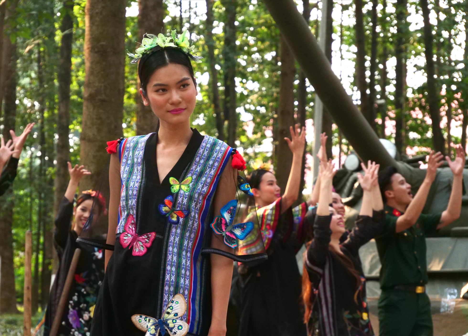 Bộ sưu tập thời trang áo dài thổ cẩm của NTK Ngọc Thanh trong Chương trình nghệ thuật, thời trang “Lính và Lụa” có sự tham gia của 200 chiến sĩ và hơn 60 người mẫu, diễn ra chiều 21/12/2022, tại Quân khu 7. Ảnh: Hồ Anh Tú