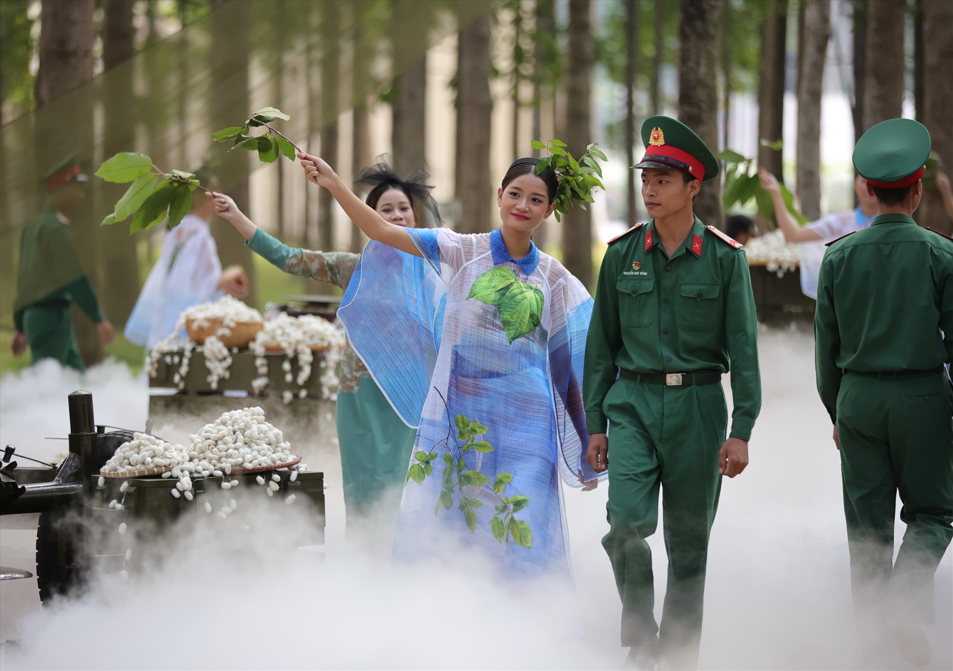Với sự kết hợp giữa nét đẹp mềm mại, thướt tha của tơ lụa và sự rắn rỏi, mạnh mẽ của người lính, sự kiện đã mang đến thông điệp: Quân đội chính là một trong những lực lượng vũ trang đang ngày đêm bảo vệ cho những giá trị văn hóa của đất nước.