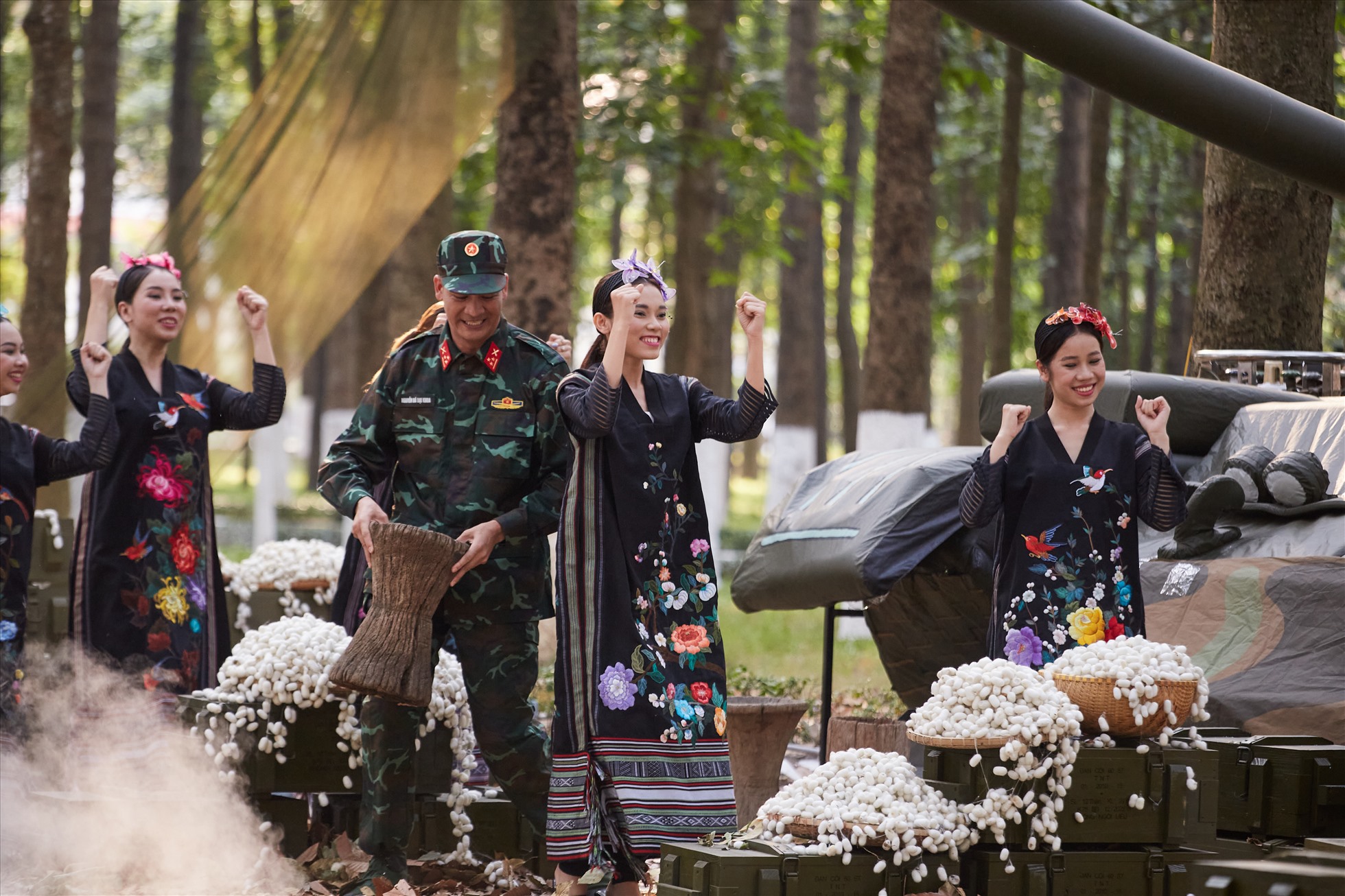 Bộ sưu tập thời trang áo dài thổ cẩm của NTK Ngọc Thanh trong Chương trình nghệ thuật, thời trang “Lính và Lụa” có sự tham gia của 200 chiến sĩ và hơn 60 người mẫu, diễn ra chiều 21/12/2022, tại Quân khu 7. Ảnh: Hồ Anh Tú