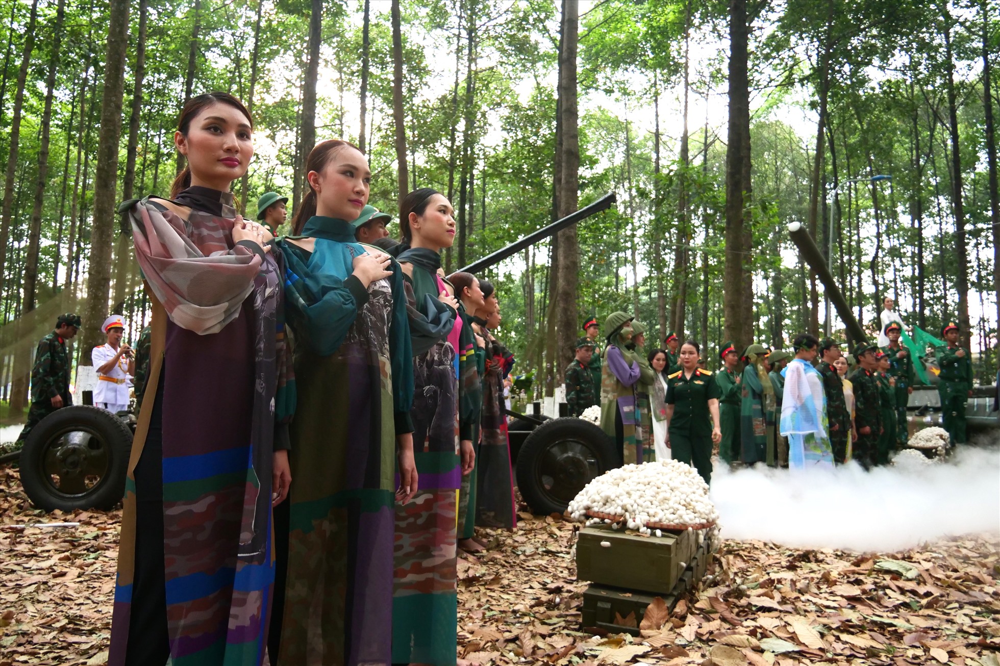 Tại sự kiện, hơn 280 mẫu thiết kế đã được giới thiệu đến công chúng. Đây là những mẫu áo dài được làm từ tơ lụa, với cảm hứng thiết kế lấy từ hình ảnh người lính Việt Nam. Các bộ sưu tập thuộc các nhà thiết kế Cao Duy, Nguyễn Thúy, Lê Kyo, Công Huân và Minh Hạnh thực hiện dựa trên nền vải lụa của Vietnam Silk House.