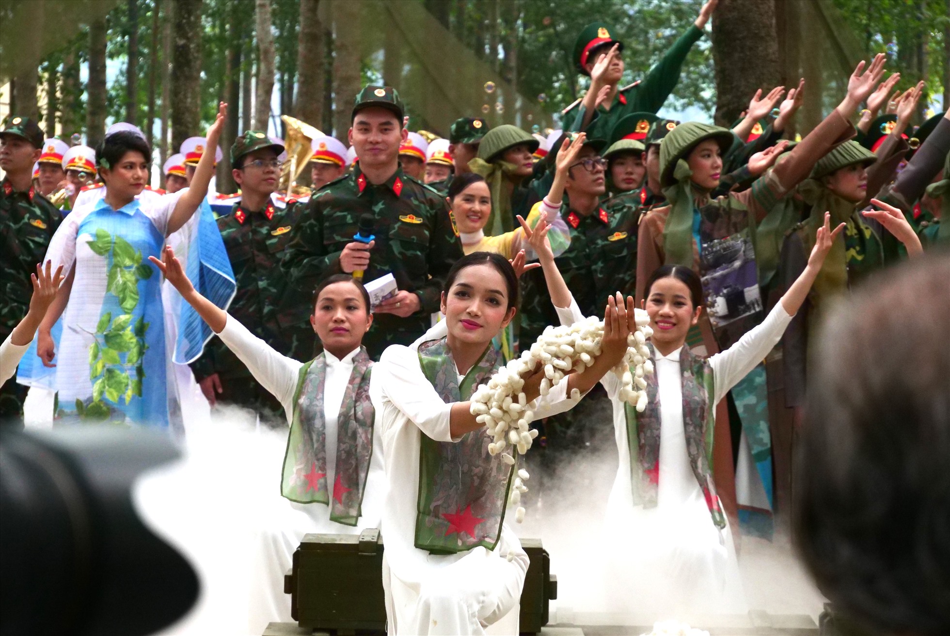 Chia sẻ về ý tưởng kết hợp giữa chất liệu tơ lụa và hình ảnh người lính, nhà thiết kế Minh Hạnh - Tổng đạo diễn chương trình cho biết: “Hình tượng lính và lụa có vẻ như rất đối nghịch nhau, nhưng tôi nhận ra sự tương đồng giữa 2 hình tượng này, đó là ở ý niệm hy sinh. Người lính hy sinh để mang lại bình yên cho nhân dân, còn định mệnh của con tằm là hy sinh một kiếp để có được tấm vải đẹp. Chính sự hy sinh sẽ mang lại hạnh phúc cho con người”.