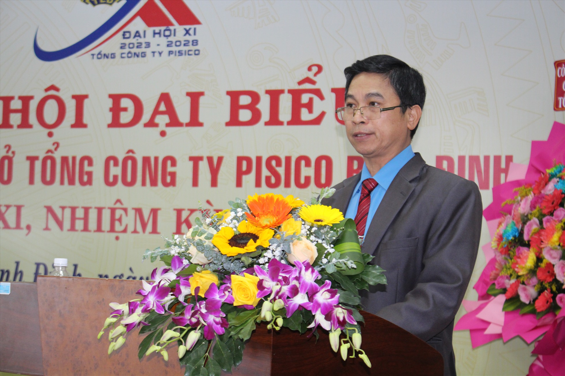 Chủ tịch LĐLĐ Bình Định Nguyễn Mạnh Hùng phát biểu chỉ đạo Đại hội. Ảnh: Nguyễn Hân.