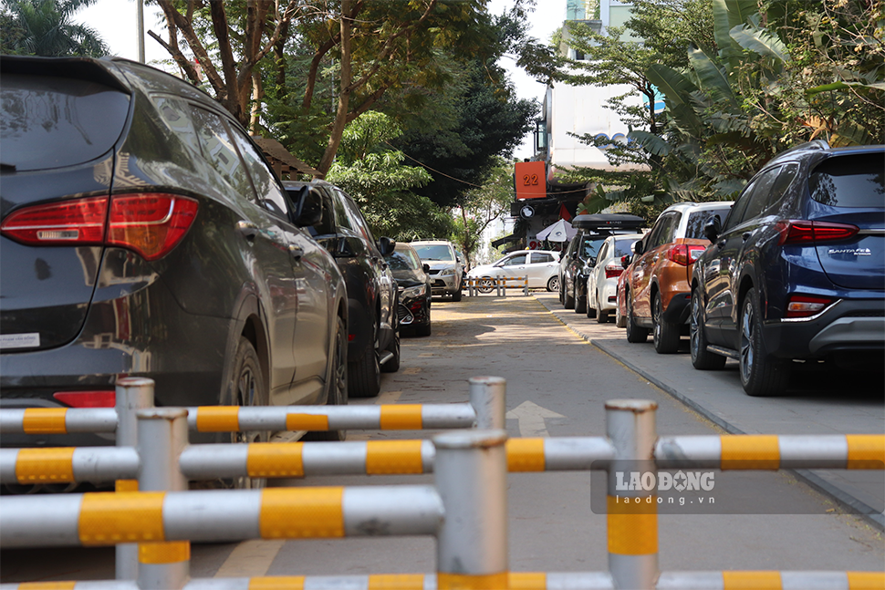 Một đoạn khác trên phố Huỳnh Thúc Kháng có lắp barie để tránh xe máy đi lên, tuy nhiên ôtô vẫn đỗ được phía trong.