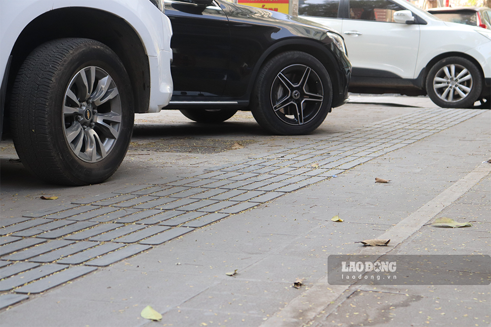 Dọc đường Nguyễn Chí Thanh (Ba Đình, Hà Nội), vỉa hè tại một số con ngõ vẫn được ô tô tận dụng triệt để không gian đỗ xe.
