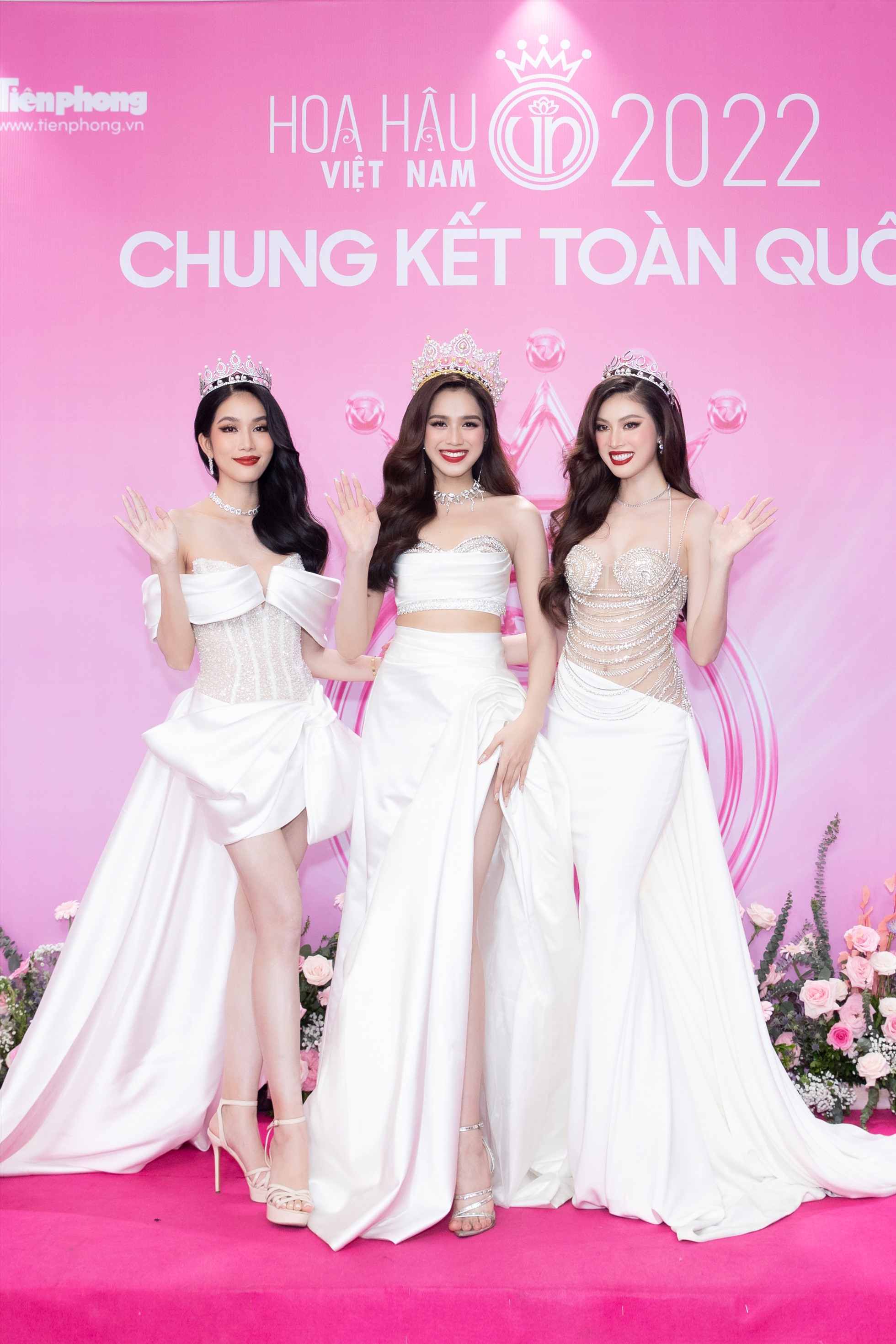 Thảm đỏ cũng tỏa hương sắc với sự hiện diện của dàn Hoa, Á hậu đình đám nhất hiện tại như top 3 Hoa hậu Việt Nam 2020: Hoa hậu Đỗ Hà, Á hậu Phương Anh, Á hậu Ngọc Thảo.