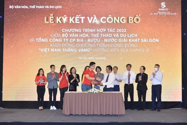 SABECO thông qua nhãn hàng Bia Saigon hợp tác cùng Bộ Văn hoá, Thể Thao và Du Lịch tổ chức chương trình “Việt Nam thắng vàng” kêu gọi cả nước cổ vũ cho nước nhà tại SEA Games 31, đồng thời đóng góp 5 tỷ đồng hỗ trợ phát triển các tài năng  thể thao VN. Nguồn: Sabeco