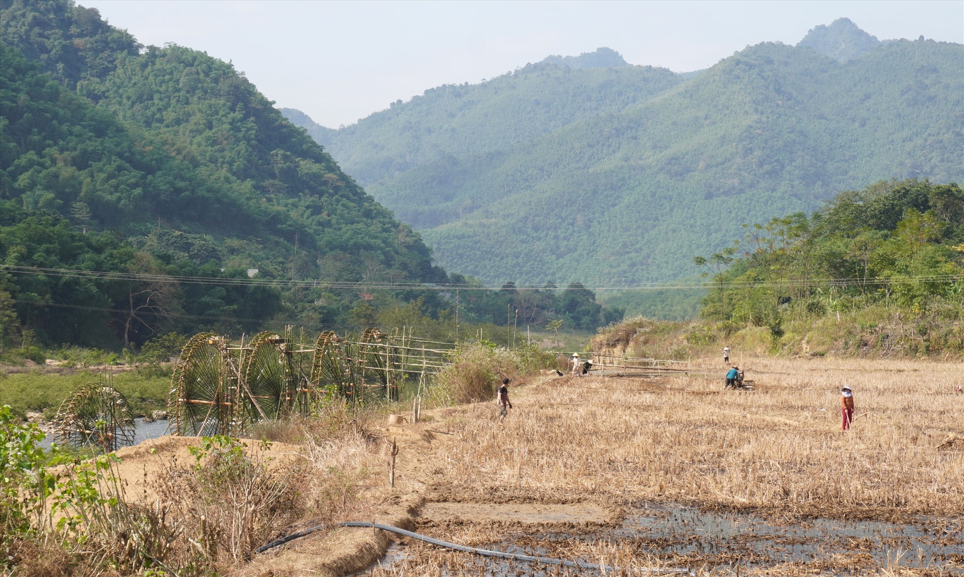 Theo đó, những ngày tại cánh đồng ở bản Bách, xã Trung Thượng, huyện Quan Sơn, tỉnh Thanh Hóa, người dân đang hối hả lấy nước lên những thửa ruộng khô, làm đất để chuẩn bị cho việc cày cấy trước Tết Nguyên đán Quý Mão - 2023. Ảnh: Quách Du