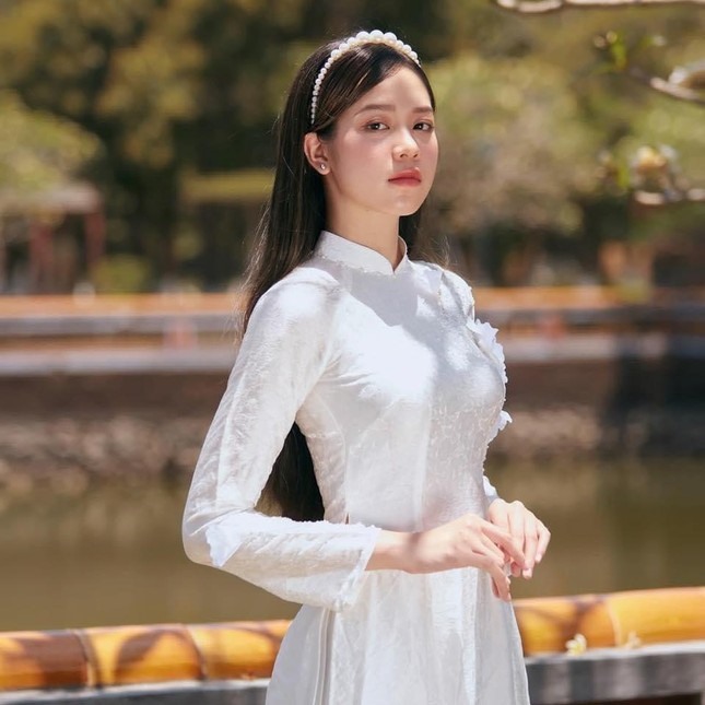 Hoa hậu Huỳnh Thị Thanh Thủy không chỉ sở hữu nhan sắc đẹp như tiên nữ mà còn là người phụ nữ thông minh, tài năng và có trái tim nhân ái. Với cuộc đời đầy biến động và nỗ lực vượt qua khó khăn, cô là một mẫu người đáng ngưỡng mộ. Hãy để ngắm nhìn bức tranh về cuộc đời cô ấy.
