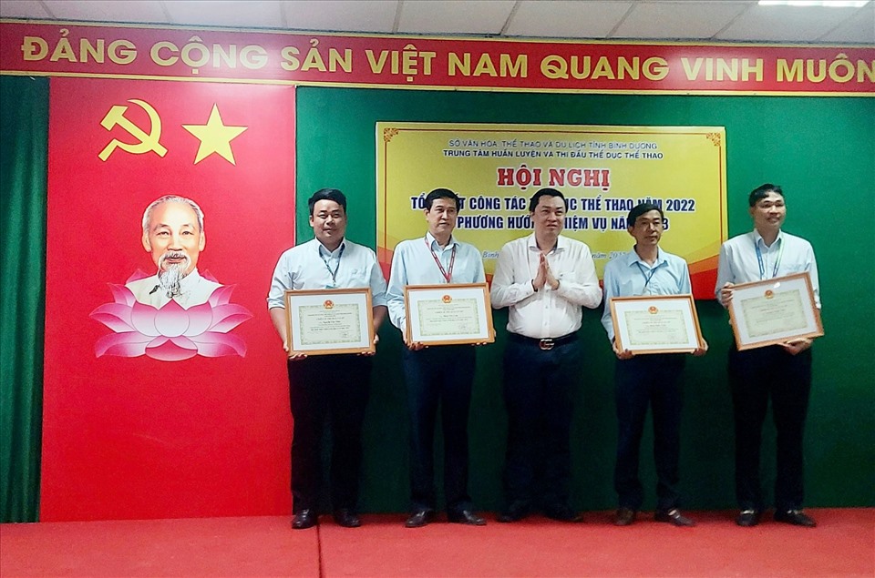 Ông Cao Văn Chóng trao danh hiệu Chiến sĩ thi đua cơ sở cho các cá nhân. Ảnh: Hoàng Anh
