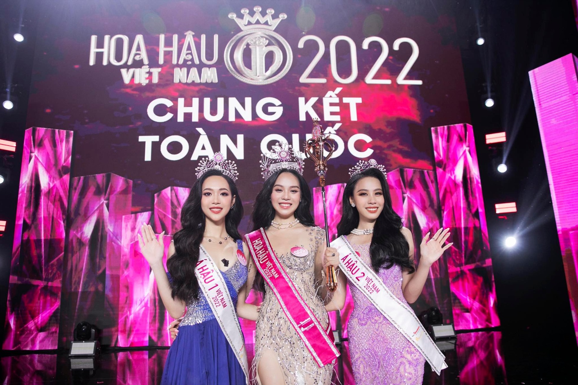 Với kết quả này, tân hoa hậu Huỳnh Thị Thanh Thủy nhận được vương miện, quyền trượng, ghế đăng quang và phần thưởng tiền mặt 350 triệu đồng.