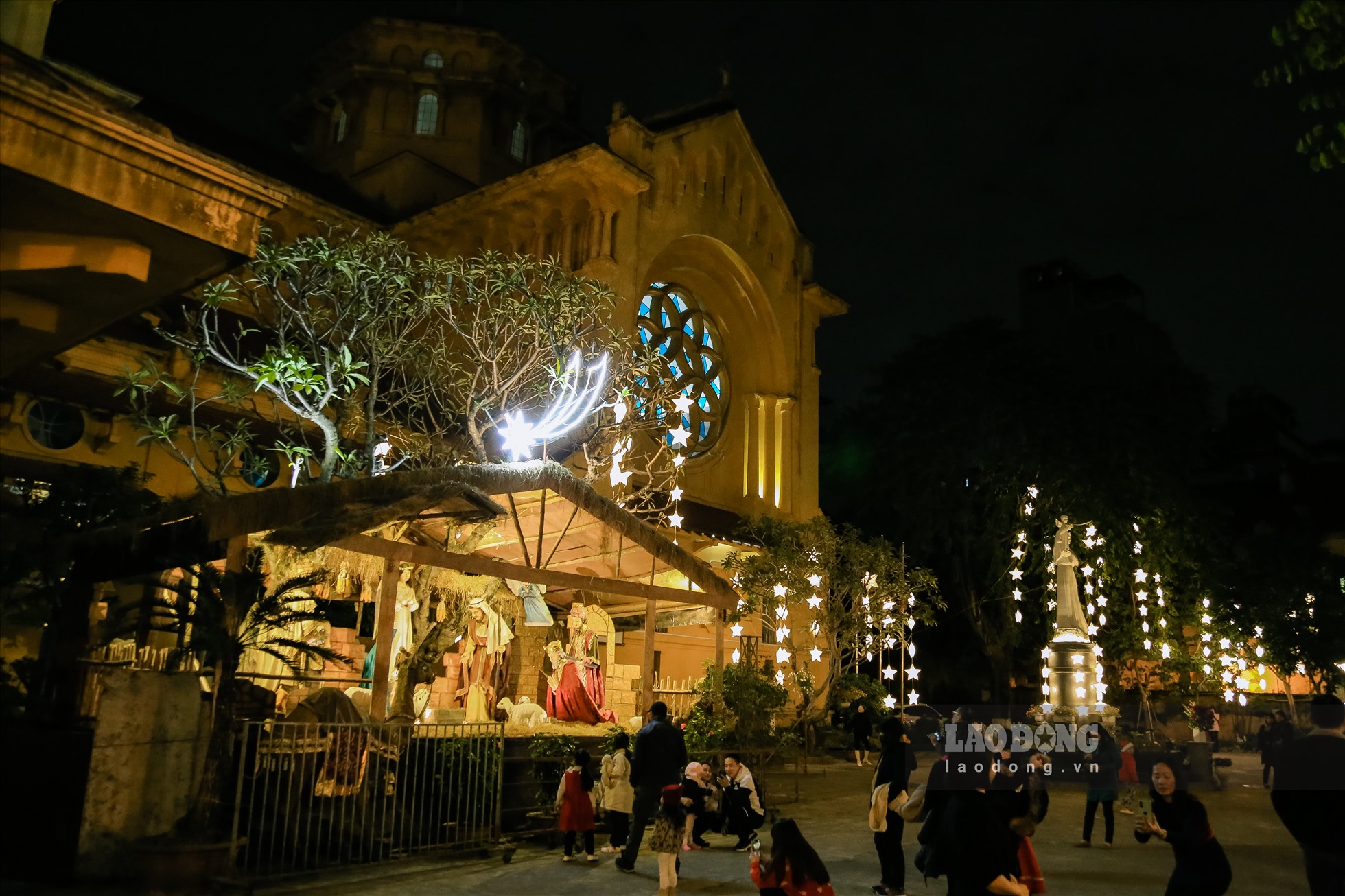 Nhà thờ Cửa Bắc lung linh trong ánh đèn và tràn ngập không khí người dân đón Giáng sinh. (Ảnh: Việt Anh)