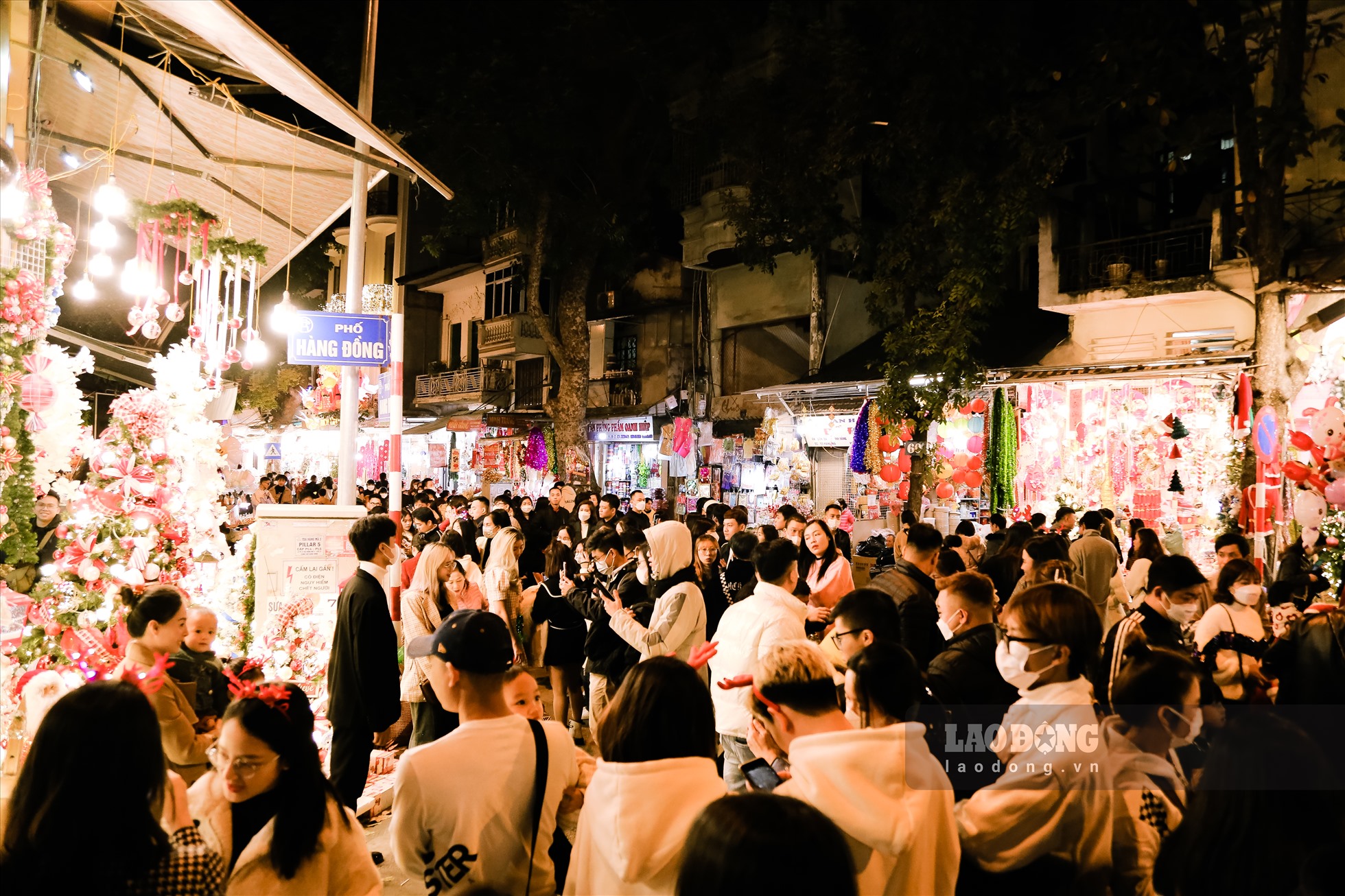 Tuyến phố Hàng Mã được mệnh danh là thủ phủ đồ trang trí Giáng sinh, thu hút rất đông người dân đổ về. (Ảnh: Việt Anh)