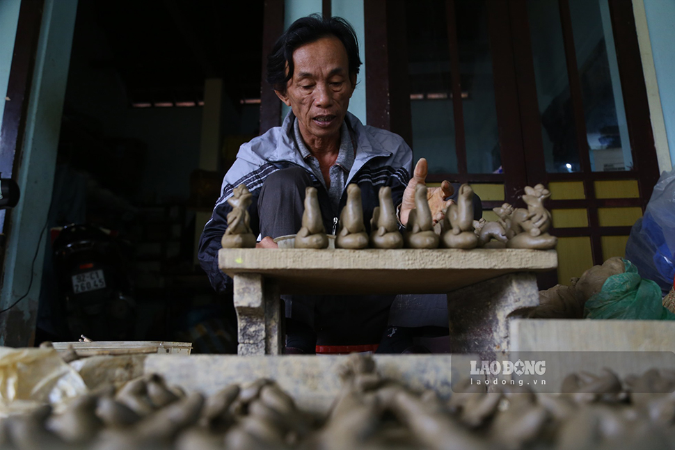 Những ngày cuối năm, nhiều cơ sở sản xuất gốm Thanh Hà (P.Thanh Hà, TP.Hội An, Quảng Nam) lại bận rộn hơn thường nhật để đảm bảo nguồn cung cho khách hàng trước dịp Tết Nguyên đán 2023.