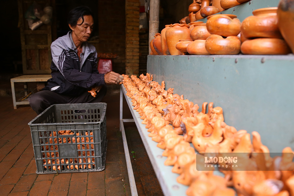 Theo ông Nguyễn Sáu (63 tuổi), nghệ nhân làng gốm Thanh Hà cho biết các sản phẩm chủ yếu được sản xuất nhiều trong thời gian này là to he hình mèo vì sản phẩm dễ làm, giá thành lại rẻ nên được rất nhiều khách hàng ưa chuộng.