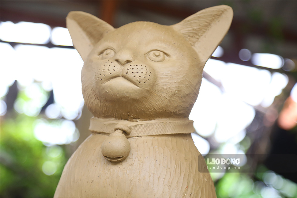 Một bức tượng mèo được chuốt (tạo hình sản phẩm gốm) tinh xảo, đang trong giai đoạn phơi khô chờ vào lò nung.