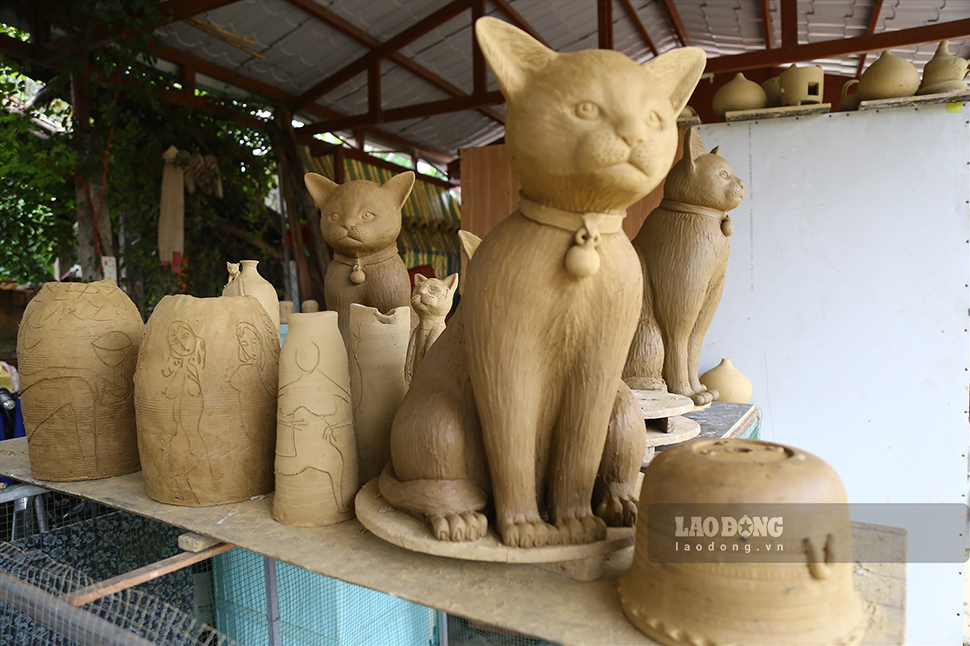 Đặc biệt, có một số cơ sở sản xuất các loại tượng hình mèo có kích thước lớn  với mục đích trưng bày hoặc bán nếu khách có nhu cầu.