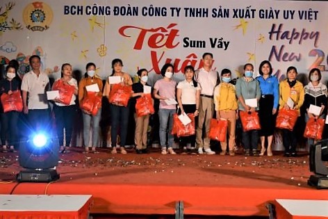 Trao tặng các phần quà hỗ trợ người lao động có hoàn cảnh khó khăn. Ảnh: Hoàng Hường