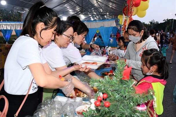 Người lao động tham gia hội chợ ẩm thực tại Tết Sum vầy - Xuân gắn kết. Ảnh: Hoàng Hường