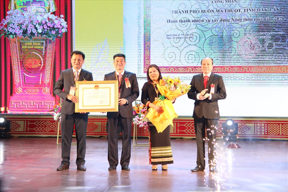 Lãnh đạo Thành ủy, UBND TP.Buôn Ma Thuột đón nhận Huân chương lao động