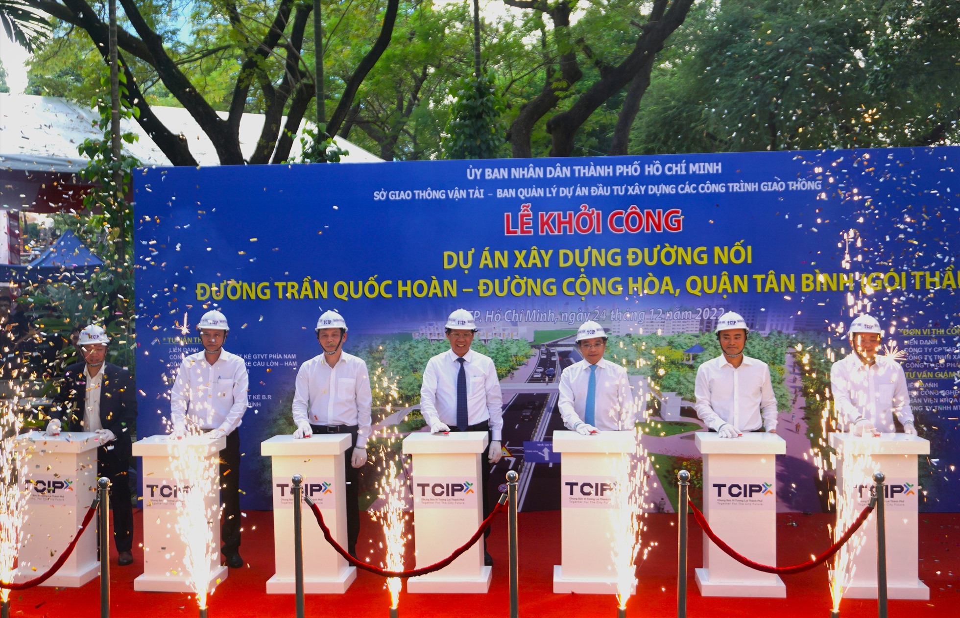 Các đại biểu nhấn nút khởi công dự án đường nối Trần Quốc Hoàn - Cộng Hòa.  Ảnh: Minh Quân