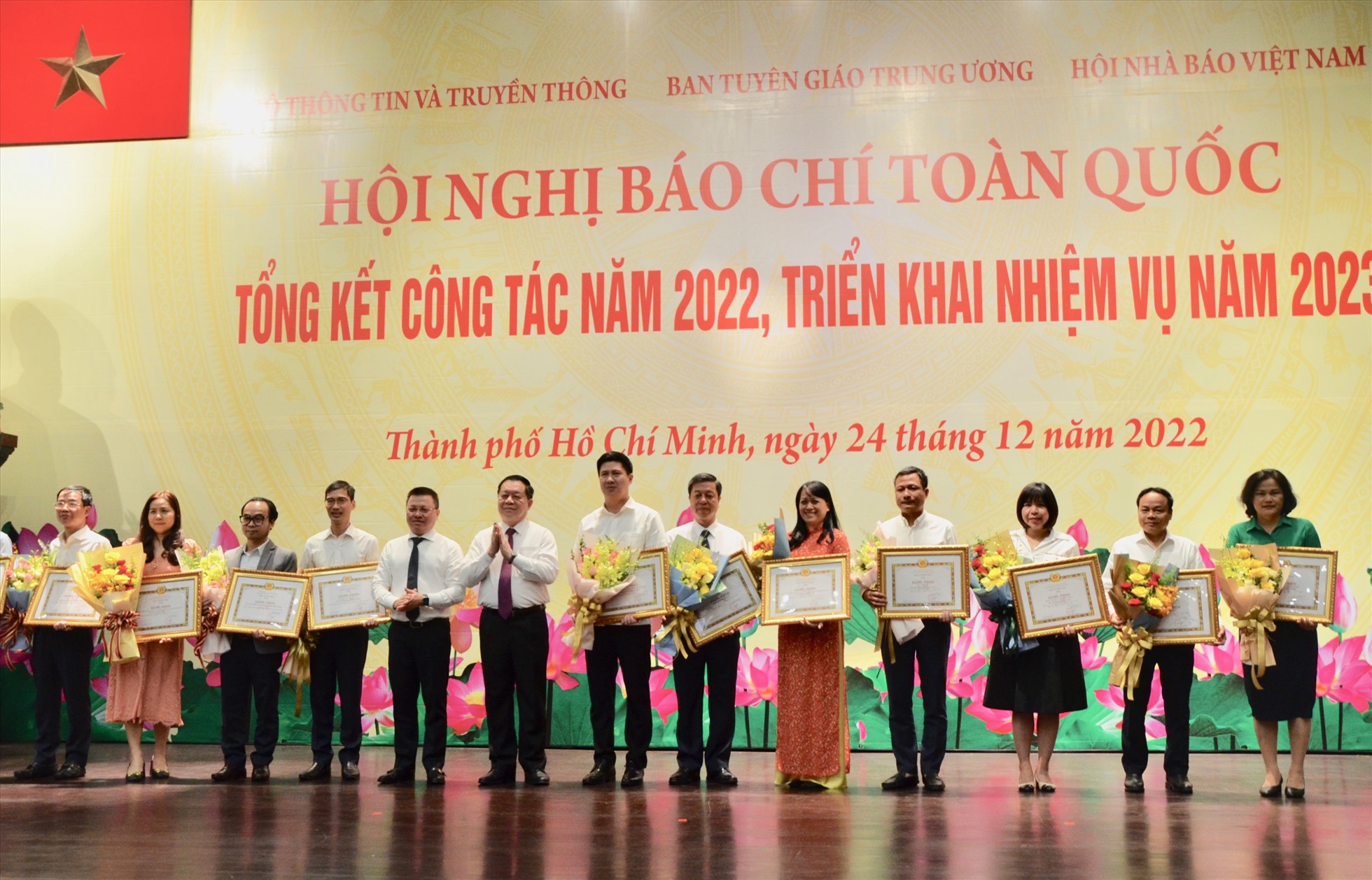 Ban Tổ chức Hội nghị đã lựa chọn 32 tập thể để tặng Bằng khen của Ban Tuyên giáo Trung ương vì thành tích xuất sắc trong công tác báo chí năm 2022. Ảnh: Huyên Nguyễn