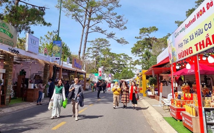 Một góc tuyến phố bán hàng đặc sản trong dịp Festival hoa Đà Lạt năm 2022. Ảnh: Mai Văn Bảo