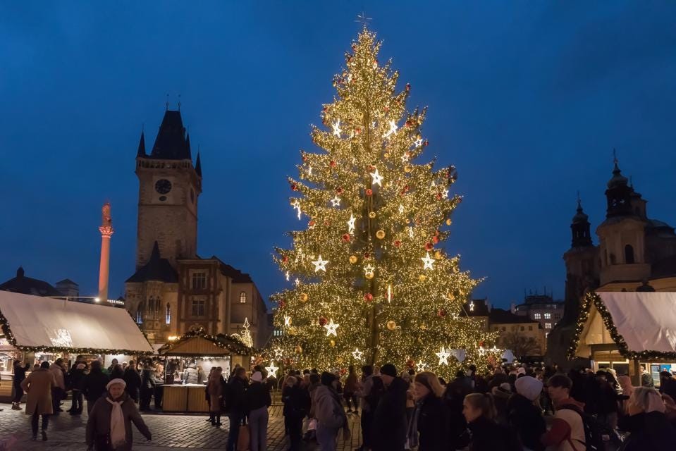 Tâm điểm của quảng trường cổ ở Praha, Czech là cây thông Noel truyền tống. Ảnh: Lightrocket