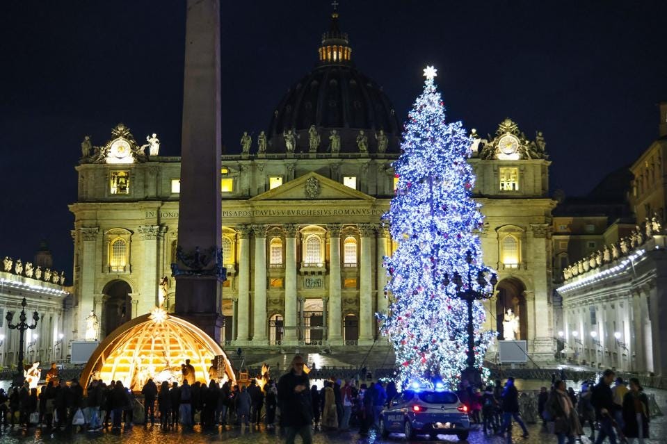 Cây Giáng sinh và cảnh Chúa giáng sinh ở Quảng trường Thánh Peter ở Rome, Italy. Ảnh: Getty