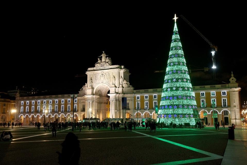 Một cây thông Noel khổng lồ ở trung tâm Lisbon, Bồ Đào Nha. Ảnh: Xinhua