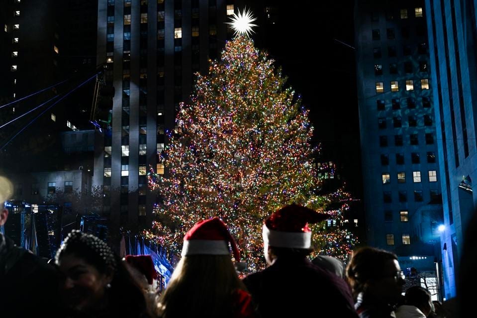 Như thường lệ, cây thông Rockefeller thứ 90 vẫn là tâm điểm mùa Giáng sinh tại thành phố New York. Ảnh: Getty