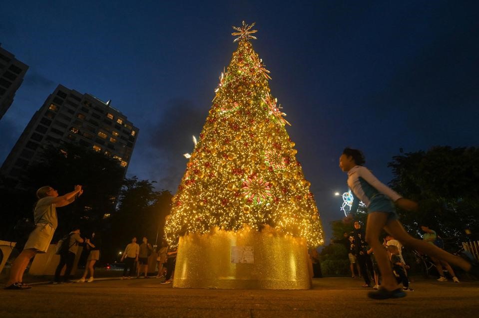 Cây thông Giáng sinh tại Singapore. Ảnh: AFP