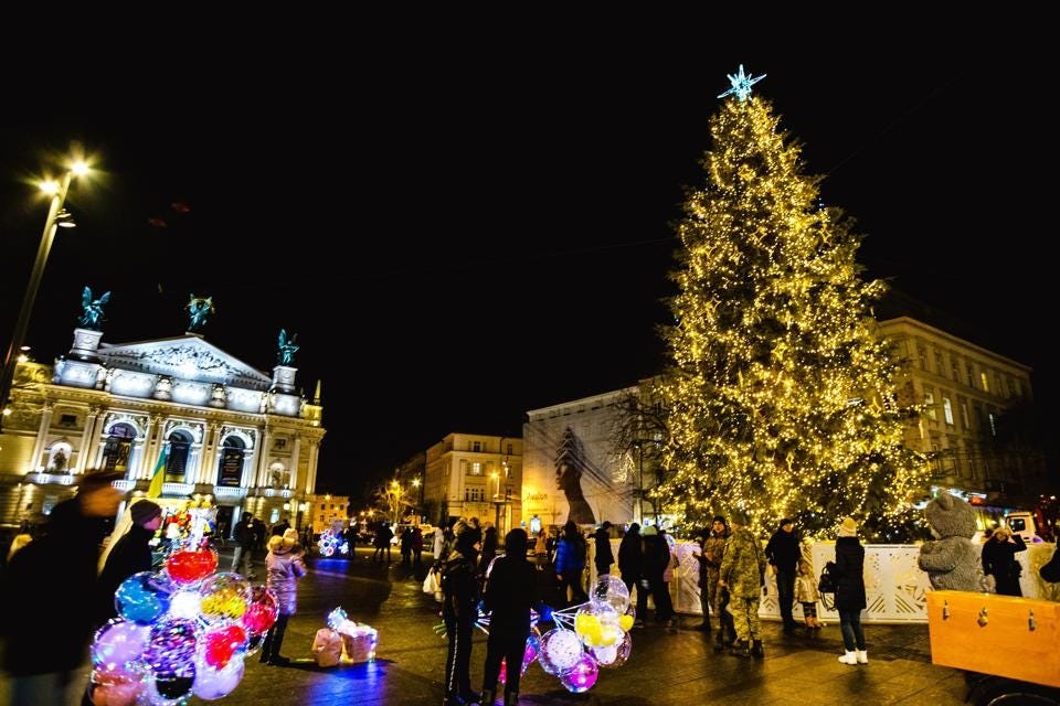 Cây thông Noel hút khách chụp ảnh bên ngoài Nhà hát Solomiya Krushelnytska Lviv National Academic ở thành phố Lviv, miền tây Ukraine. Ảnh: Ukrinform