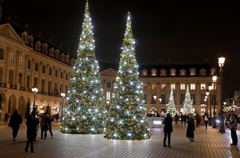 Người dân và du khách chụp ảnh cây thông Noel khổng lồ ở Điện Vendome, Paris. Ảnh: Chesnot