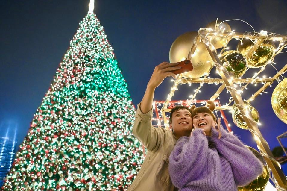 Cây thông Noel: Một cây thông Noel lung linh trong ánh đèn của các đám đông đang ngược dòng để chụp ảnh. Hãy xem hình ảnh này và cảm nhận không khí Giáng sinh đang đến rất gần.