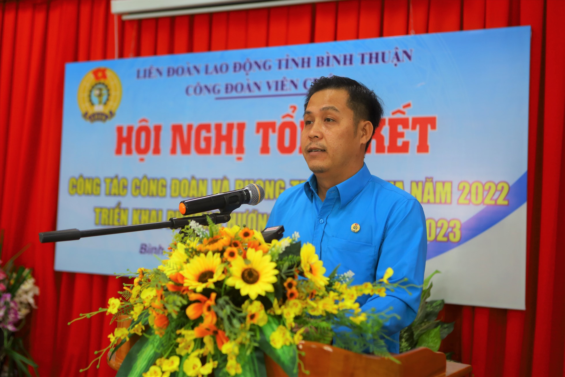 Đồng chí Trần Ngọc Phúc, Chủ tịch CĐVC tỉnh Bình Thuận điểm lại các kết quả nổi bật trong năm 2022. Ảnh: Duy Tuấn