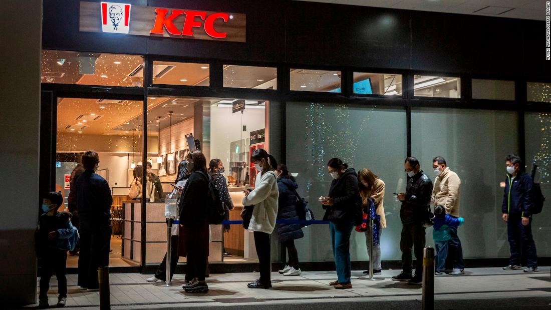 Người dân xếp hàng mua gà rán trước một cửa hàng KFC vào năm 2020. Ảnh: Getty