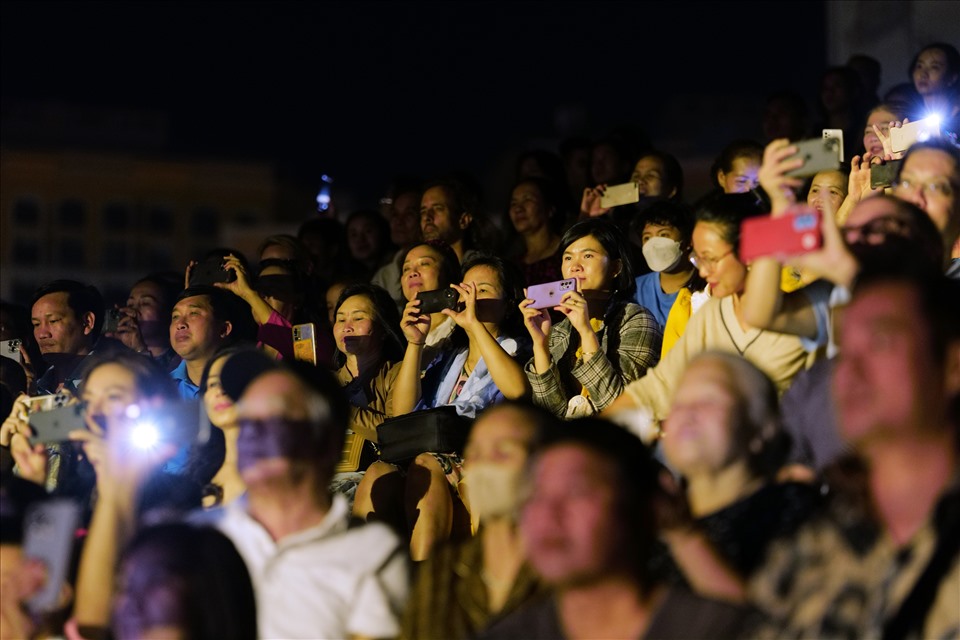 Đông đảo du khách có mặt để thưởng thức đêm diễn đầu tiên của “Kiss The Stars“. Ảnh: Ban tổ chức