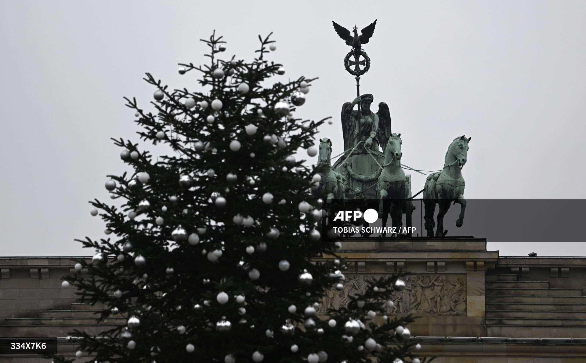 Một cây thông Noel trước cổng Brandenburg, biểu tượng của Berlin. Ảnh: AFP