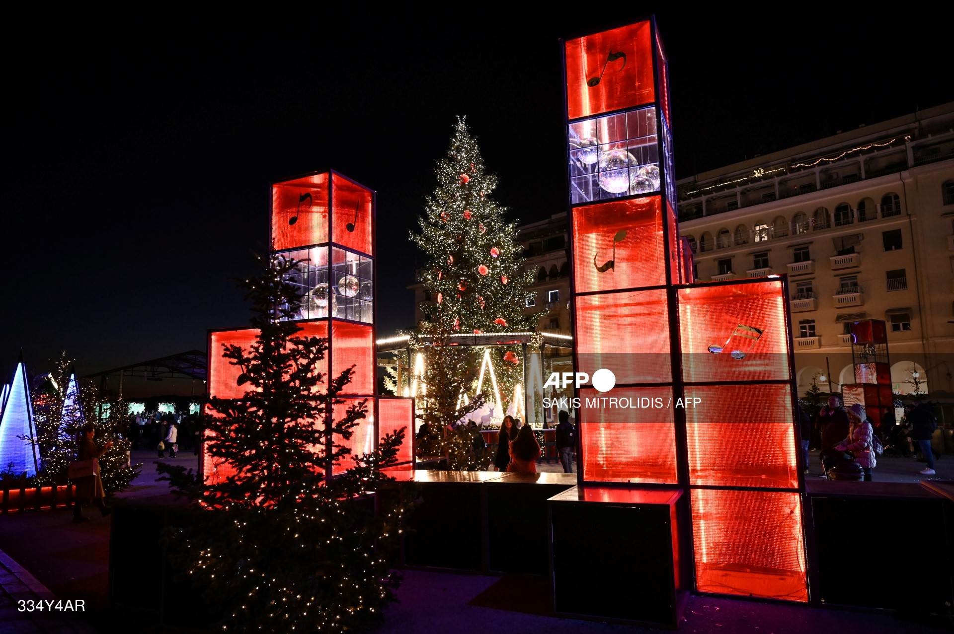 Cây thông Noel và đồ trang trí ở Thessaloniki, Hy Lạp. Ảnh: AFP