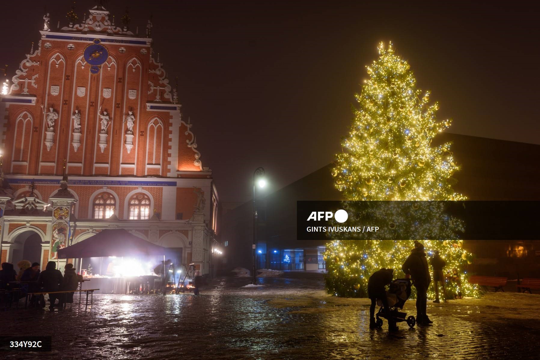 Cây thông Noel tại quảng trường tòa thị chính Riga ở Riga, Latvia. Ảnh: AFP