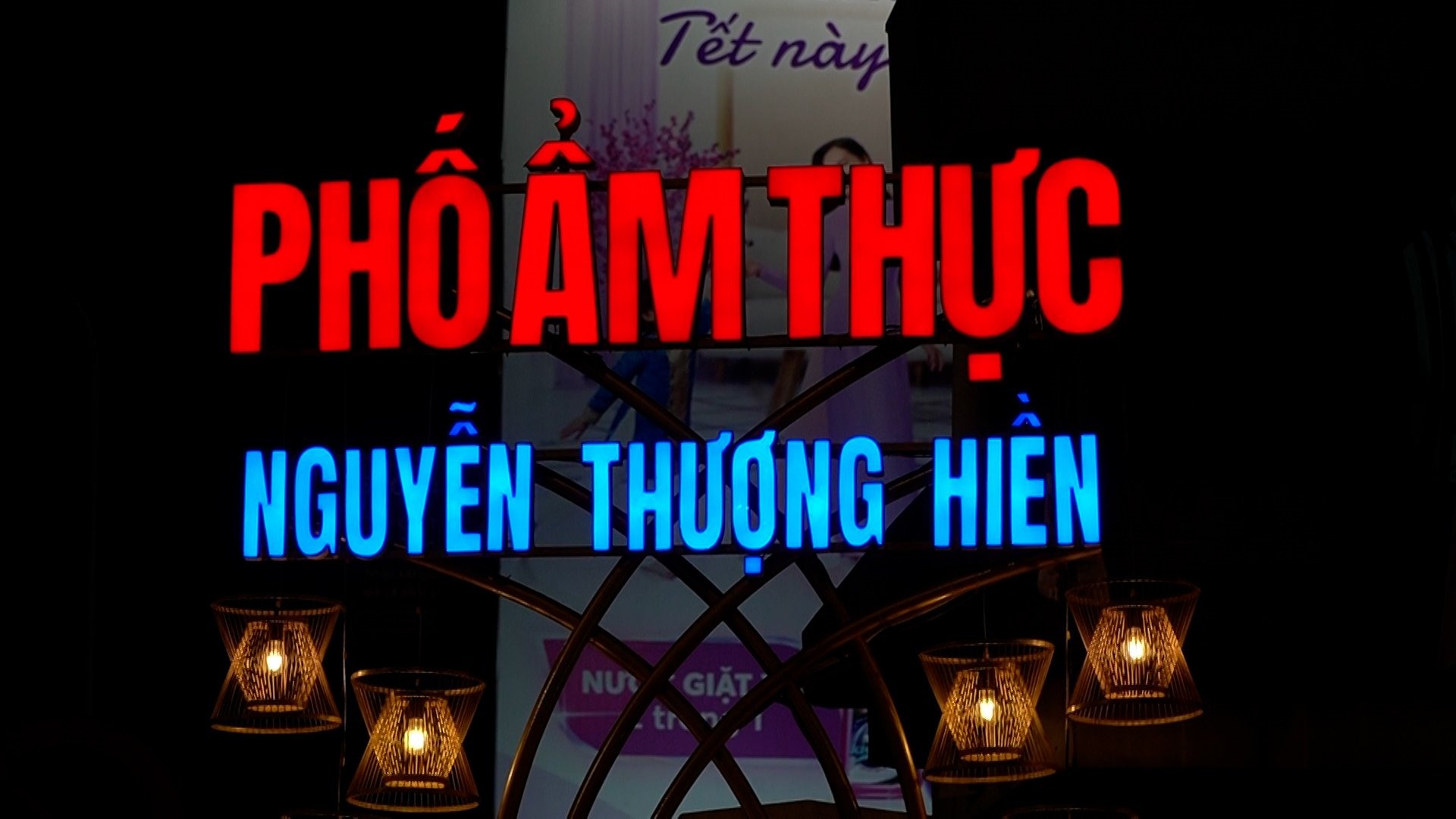 Đoạn đường Nguyễn Thượng Hiền dài 368 m được quận 3 chuyển thành phố ẩm thực vào buổi tối để tạo thêm không gian vui chơi cho người dân và phát triển kinh tế đêm.